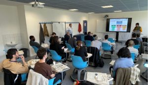 Les participants à l'atelier de découverte organisé par Opal-RT écoutent le conférencier