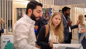 Hadi Mawassi, étudiant chercheur pour le projet ASIMUTE, discutant avec une participante du salon