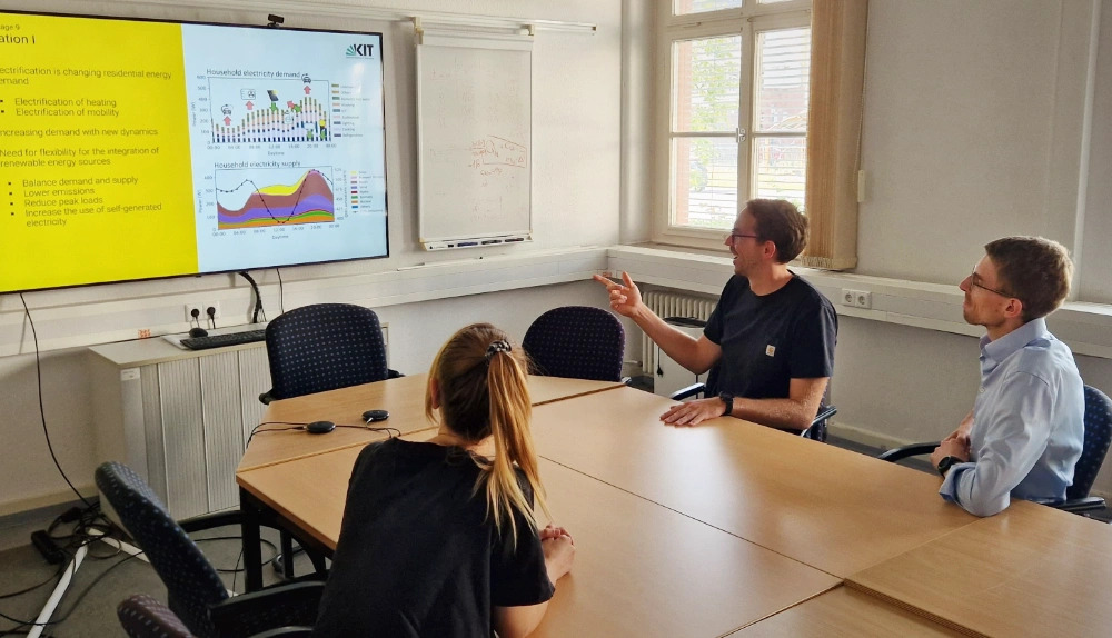 Prof. Max Kleinbrahm discussing the Asimute project with his team at Karlsruher Institute für Technologie